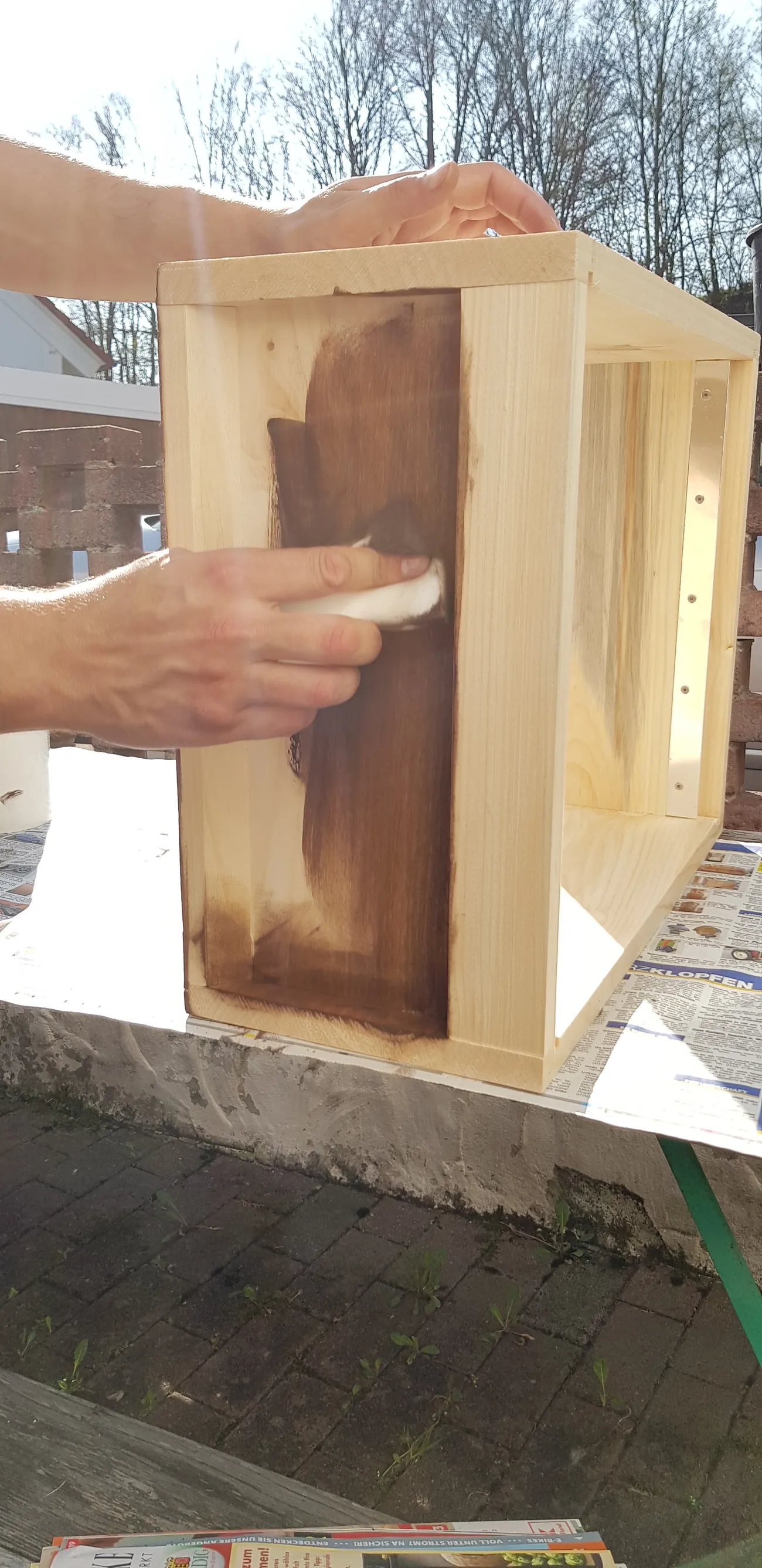 Imker baut von Hand eine neue Bienenbeute aus Holz