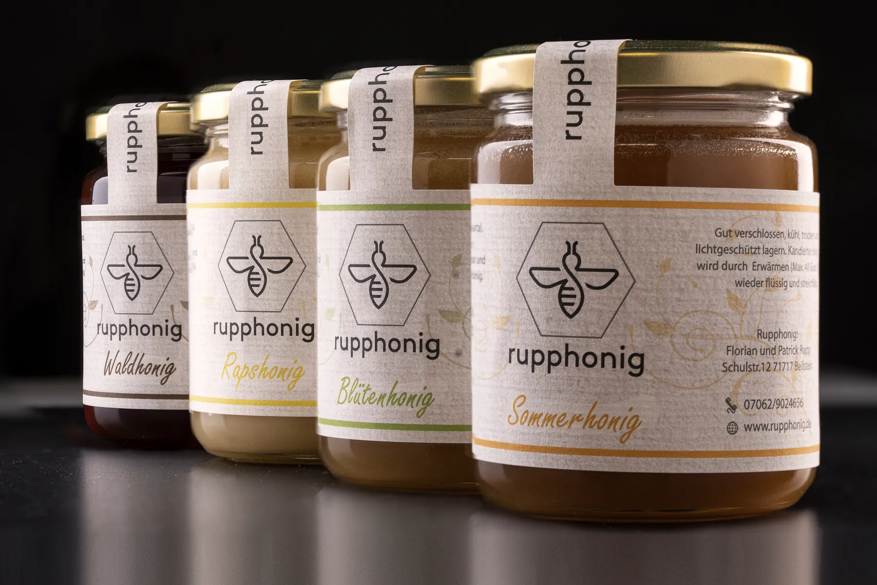 Alle vier Honigsorten von rupphonig nebeneinander im Glas